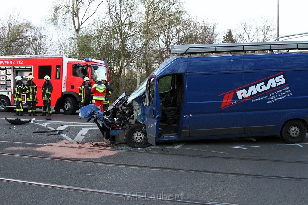 VU Kleintransporter KVB Bahn Koeln Ossendorf Westendstr JK P19.JPG